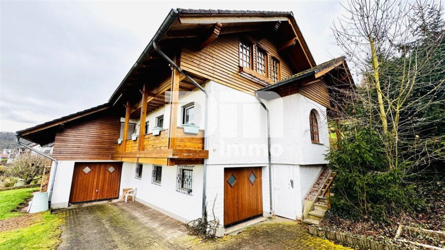 Hochwertiges 1-2 Familienhaus mit großem Garten in erhobener Ortsrandlage mit Panoramablick - Rückansicht Titel